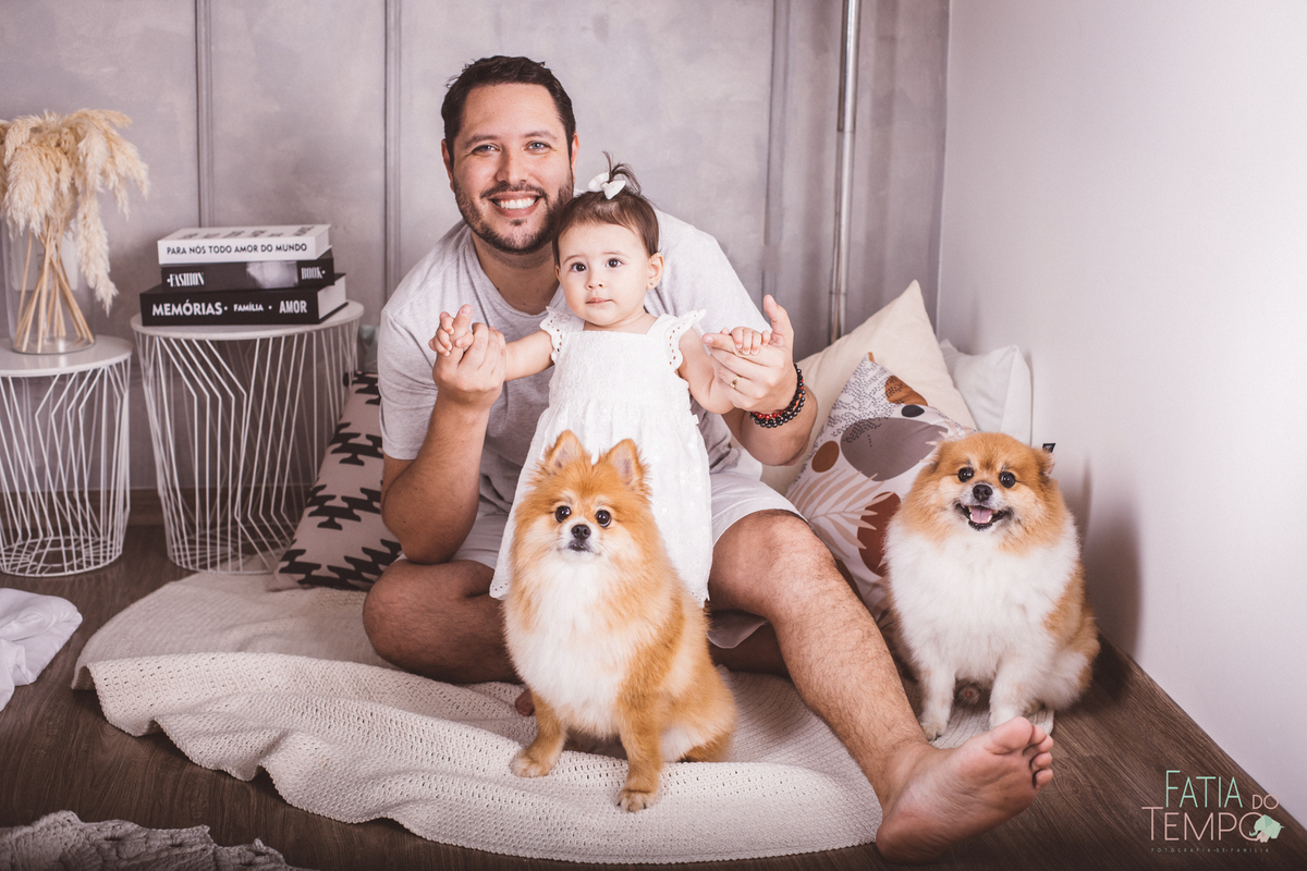 ensaio fotografico de familia, ensaio de familia, fotos de familia, fotos em familia, fotos de familia em estudio, fotos papai mamae e bebe, familia com pets, estudio em sao caetano, estudio pet friendly, estudio fotografico no abc