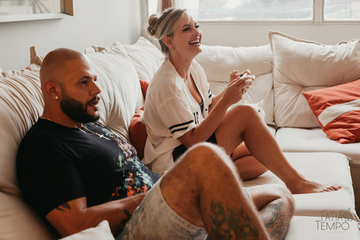 ensaio de casal, ensaio de casal em casa, ensaio lifestyle, ensaio em casa, pre casamento lifestyle, pre casamento em casa, lifestyle, pre casamento, pre wedding, ensaio pre casamento, ensaio pre wedding, fotos em casa, ensaio em casa