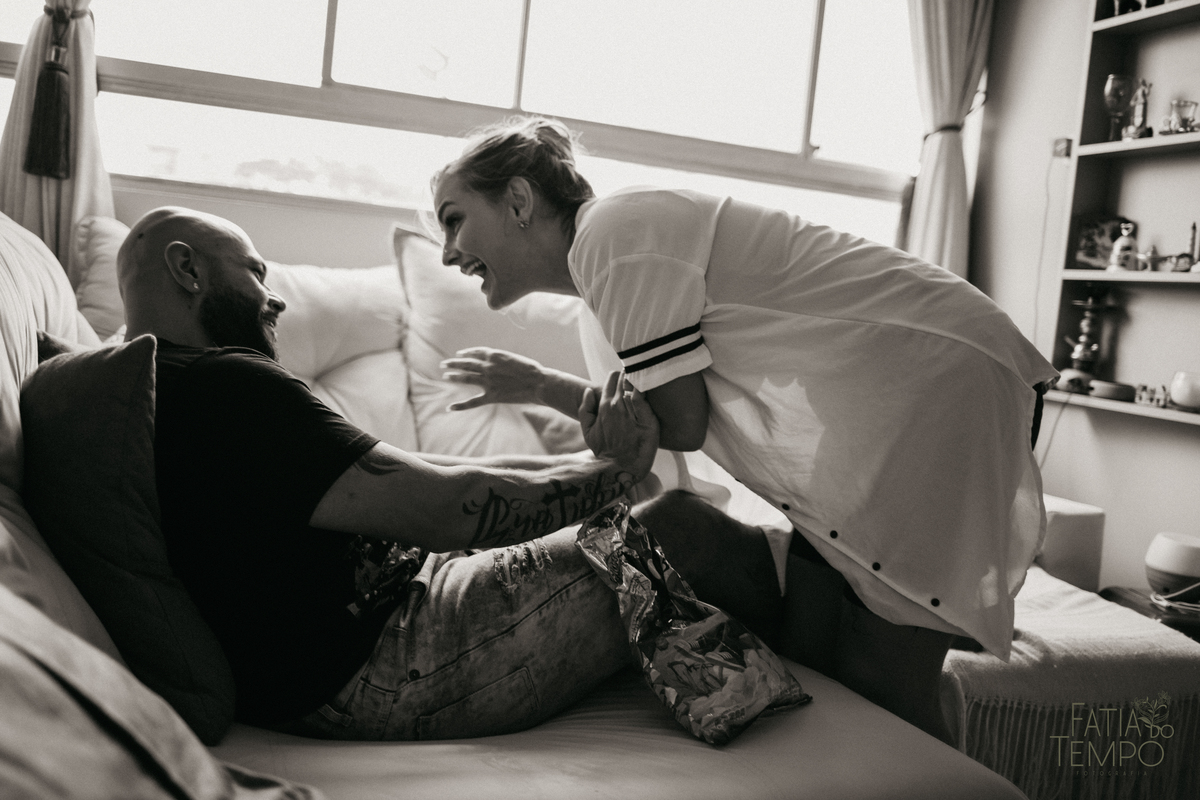 ensaio de casal, ensaio de casal em casa, ensaio lifestyle, ensaio em casa, pre casamento lifestyle, pre casamento em casa, lifestyle, pre casamento, pre wedding, ensaio pre casamento, ensaio pre wedding, fotos em casa, ensaio em casa