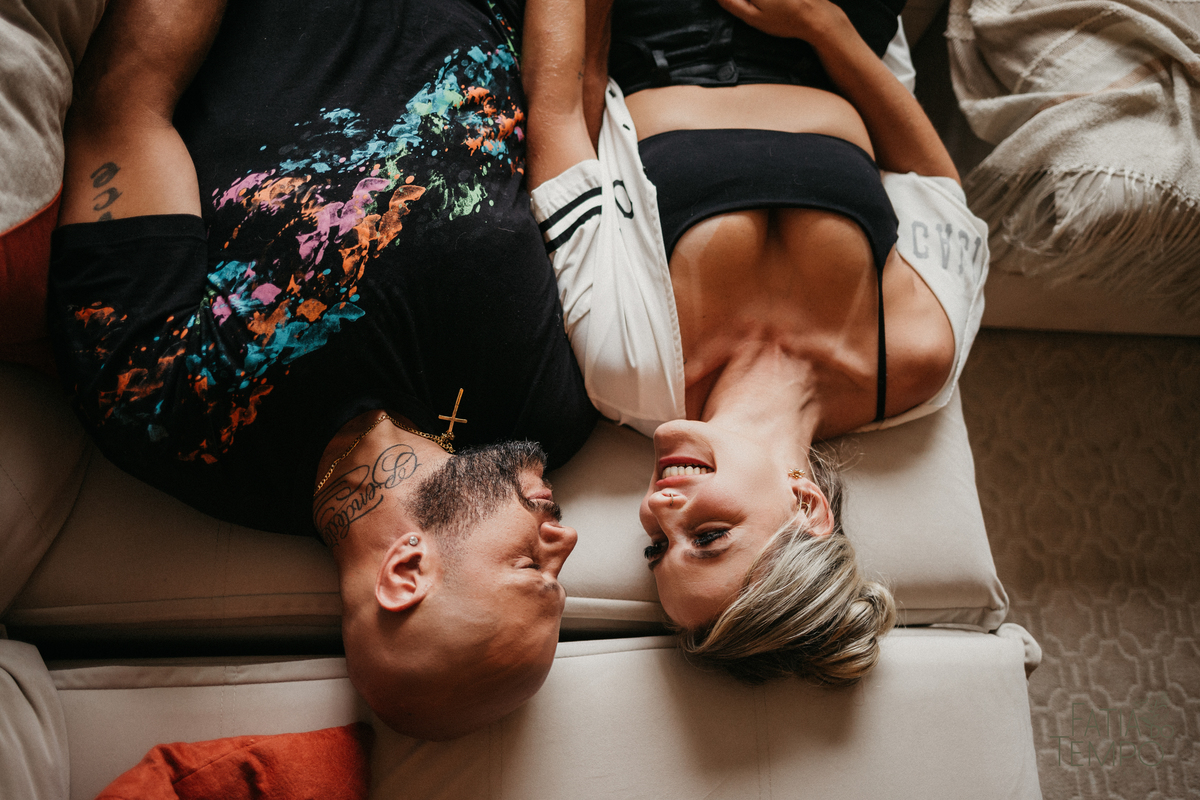 ensaio de casal, ensaio de casal em casa, ensaio lifestyle, ensaio em casa, pre casamento lifestyle, pre casamento em casa, lifestyle, pre casamento, pre wedding, ensaio pre casamento, ensaio pre wedding, fotos em casa, ensaio em casa
