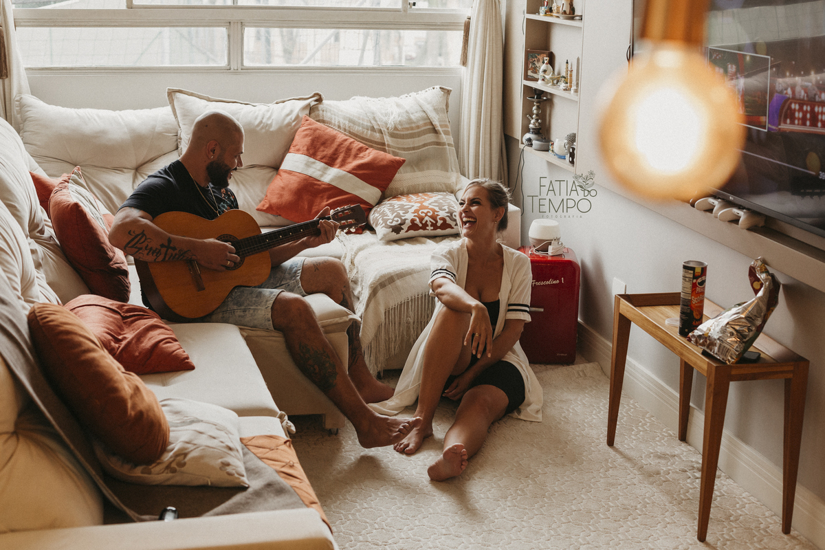 ensaio de casal, ensaio de casal em casa, ensaio lifestyle, ensaio em casa, pre casamento lifestyle, pre casamento em casa, lifestyle, pre casamento, pre wedding, ensaio pre casamento, ensaio pre wedding, fotos em casa, ensaio em casa