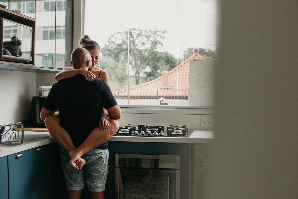 ensaio de casal, ensaio de casal em casa, ensaio lifestyle, ensaio em casa, pre casamento lifestyle, pre casamento em casa, lifestyle, pre casamento, pre wedding, ensaio pre casamento, ensaio pre wedding, fotos em casa, ensaio em casa