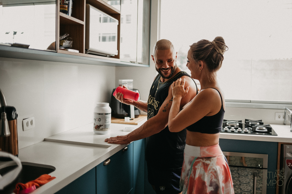 ensaio de casal, ensaio de casal em casa, ensaio lifestyle, ensaio em casa, pre casamento lifestyle, pre casamento em casa, lifestyle, pre casamento, pre wedding, ensaio pre casamento, ensaio pre wedding, fotos em casa, ensaio em casa