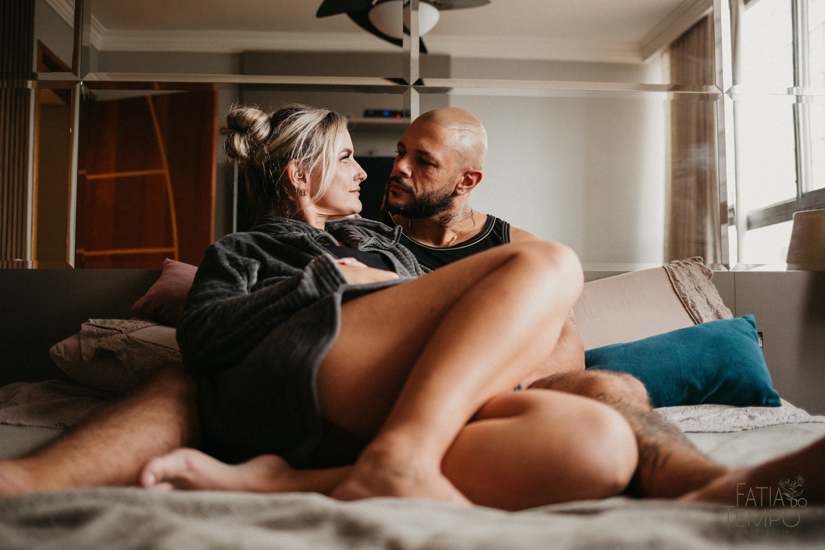 ensaio de casal, ensaio de casal em casa, ensaio lifestyle, ensaio em casa, pre casamento lifestyle, pre casamento em casa, lifestyle, pre casamento, pre wedding, ensaio pre casamento, ensaio pre wedding, fotos em casa, ensaio em casa