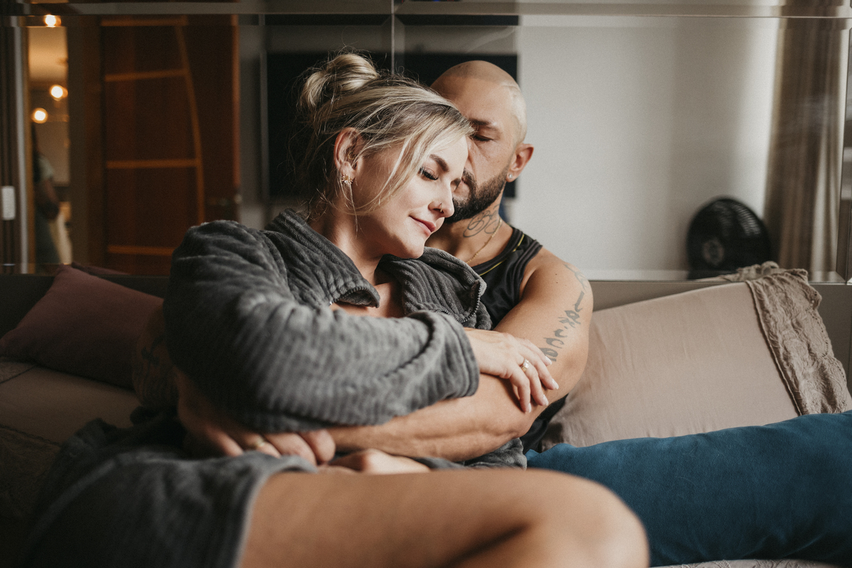 ensaio de casal, ensaio de casal em casa, ensaio lifestyle, ensaio em casa, pre casamento lifestyle, pre casamento em casa, lifestyle, pre casamento, pre wedding, ensaio pre casamento, ensaio pre wedding, fotos em casa, ensaio em casa