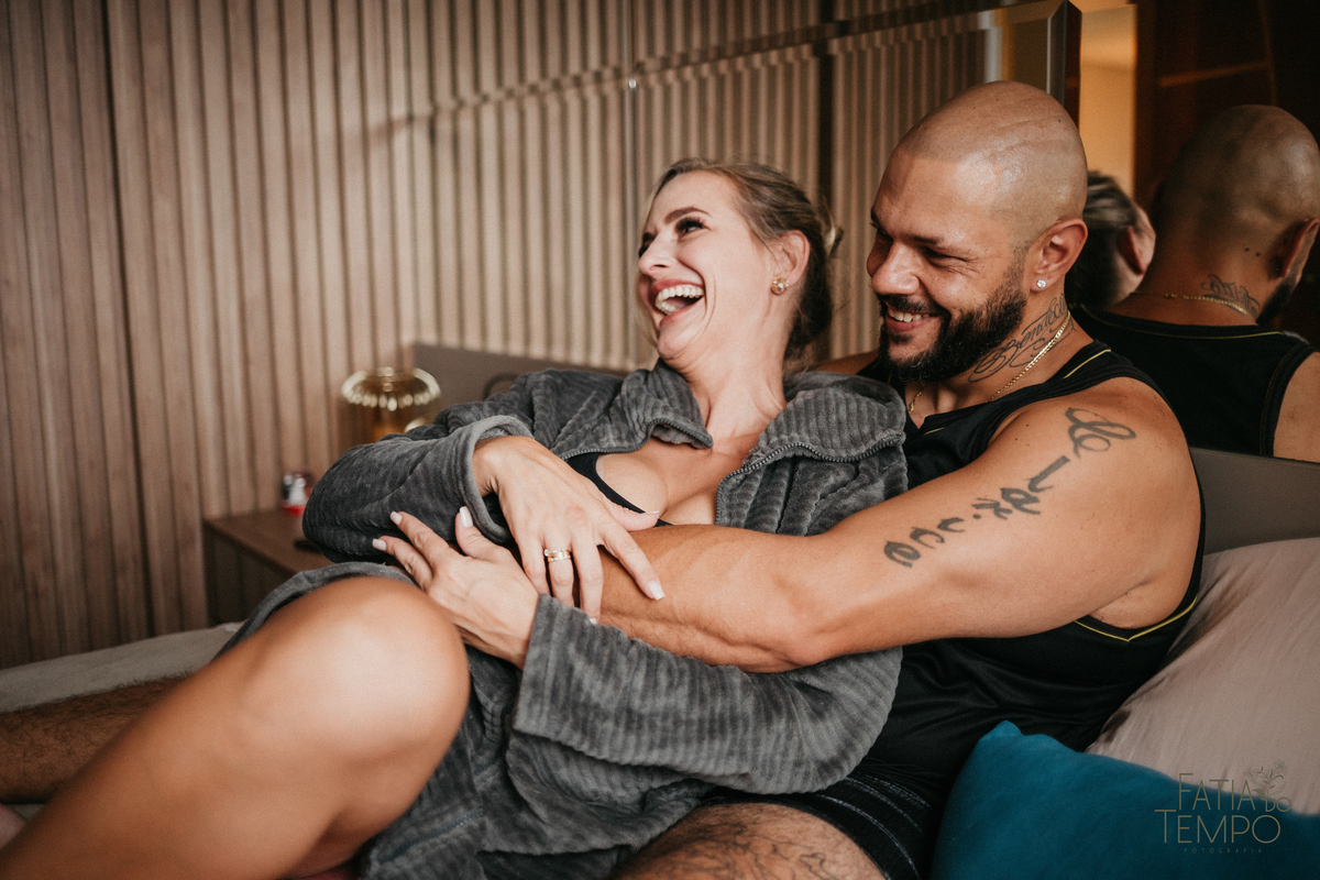 ensaio de casal, ensaio de casal em casa, ensaio lifestyle, ensaio em casa, pre casamento lifestyle, pre casamento em casa, lifestyle, pre casamento, pre wedding, ensaio pre casamento, ensaio pre wedding, fotos em casa, ensaio em casa