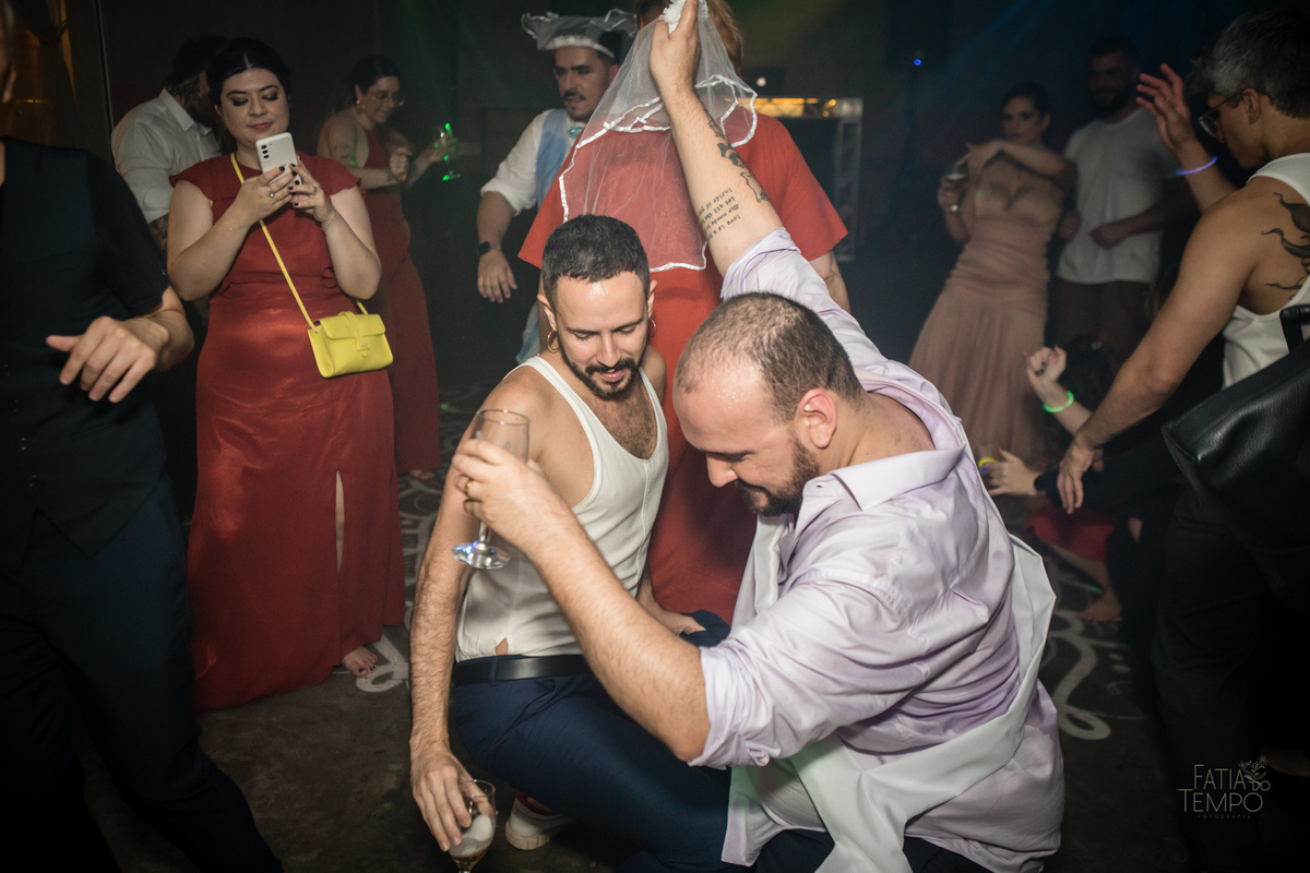 casamento, wedding, buffet, festa, meninos, homoafetivo, lgbtqia+, gay, hétero, familia, felicidade, amor, make, fotografia, autoral, profissional, maquiagem, cerimônia, balada, Dança, dia do noivo, amigos, padrinhos, vestido de festa, pai, mae, 