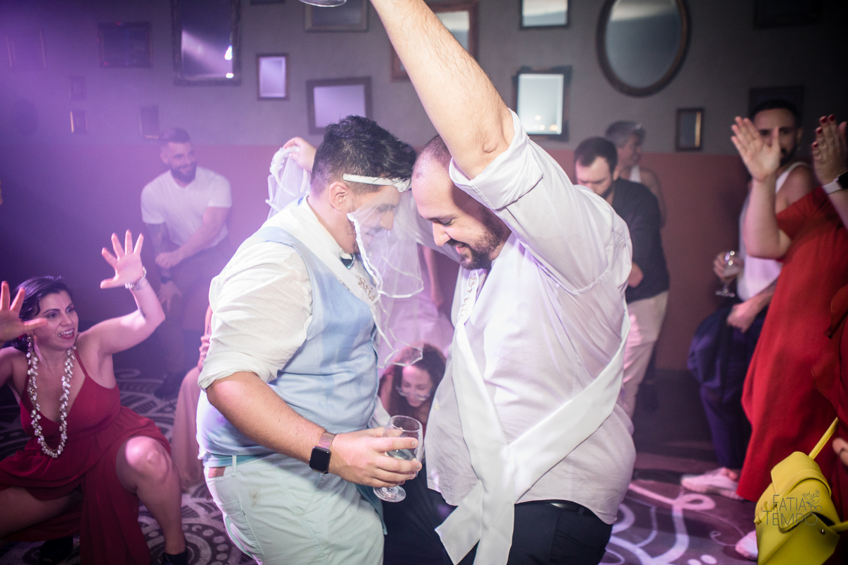 casamento, wedding, buffet, festa, meninos, homoafetivo, lgbtqia+, gay, hétero, familia, felicidade, amor, make, fotografia, autoral, profissional, maquiagem, cerimônia, balada, Dança, dia do noivo, amigos, padrinhos, vestido de festa, pai, mae, 