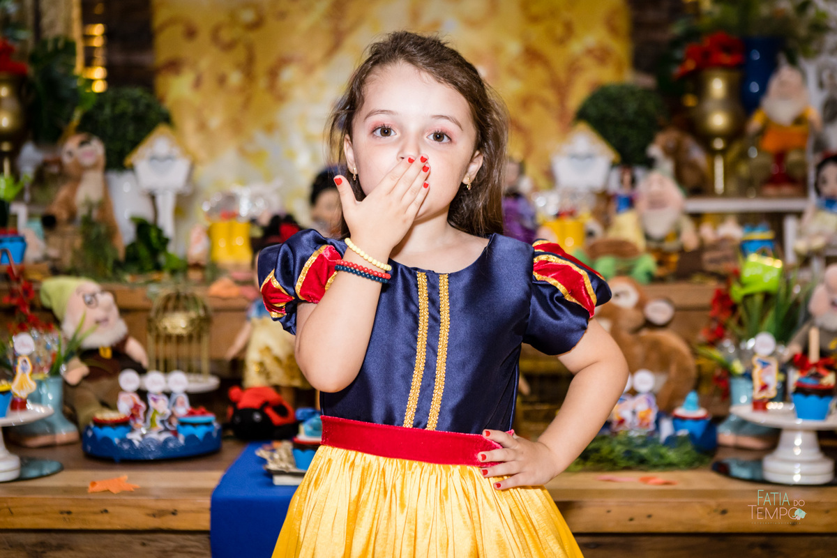 aniversario, criança, festa, buffet, decoração, fotografia, decoração, menina, menino, família, pai, mãe, São Paula, ABC Paulista, elegância, espontânea, tema, Branca de neve, brinquedo, brincadeiras, comida, cardápio, chopp, bebida, fatia do tempo, amor,