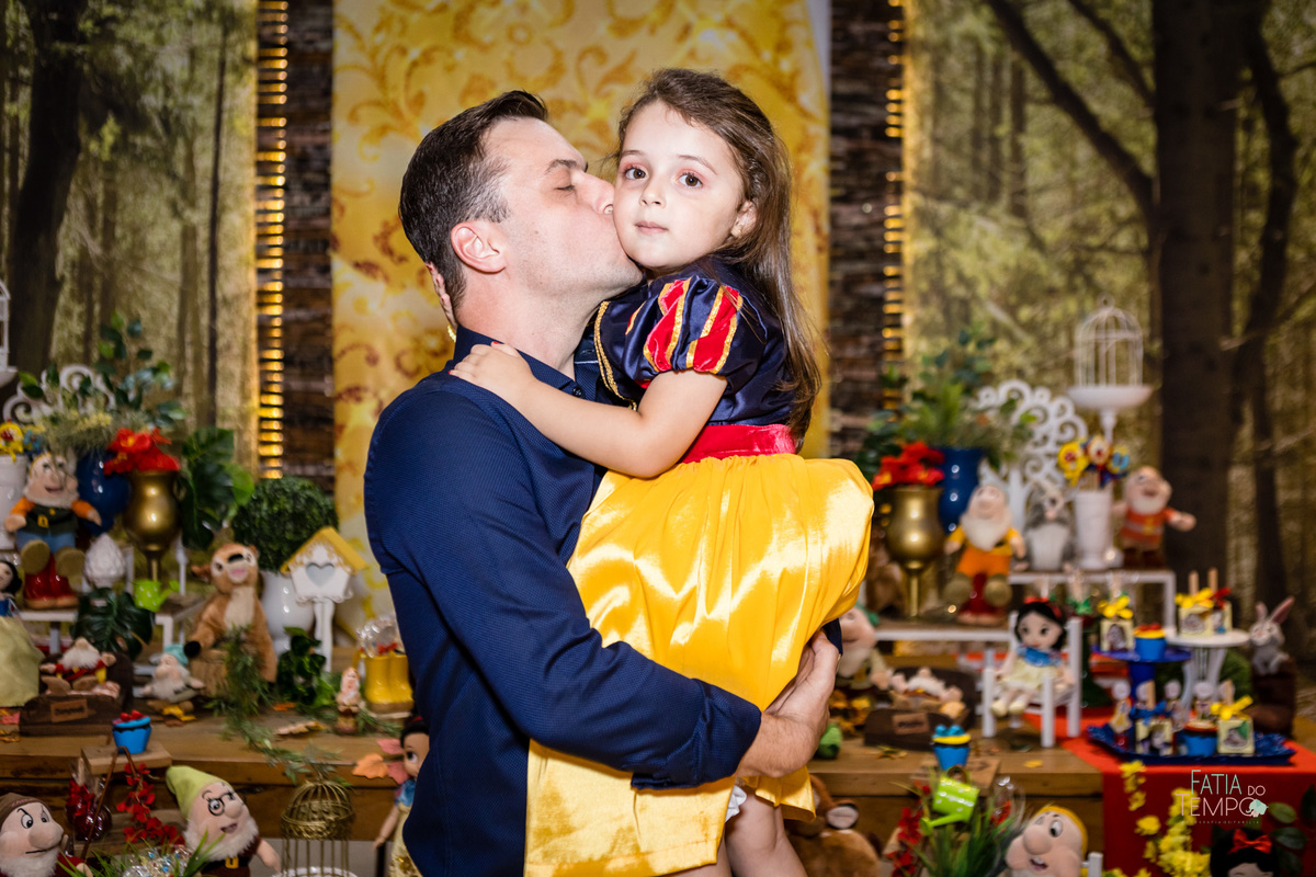 aniversario, criança, festa, buffet, decoração, fotografia, decoração, menina, menino, família, pai, mãe, São Paula, ABC Paulista, elegância, espontânea, tema, Branca de neve, brinquedo, brincadeiras, comida, cardápio, chopp, bebida, fatia do tempo, amor,