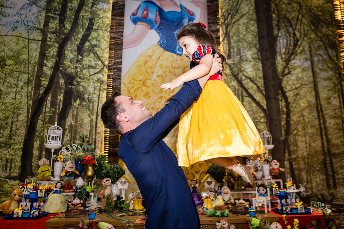 aniversario, criança, festa, buffet, decoração, fotografia, decoração, menina, menino, família, pai, mãe, São Paula, ABC Paulista, elegância, espontânea, tema, Branca de neve, brinquedo, brincadeiras, comida, cardápio, chopp, bebida, fatia do tempo, amor,