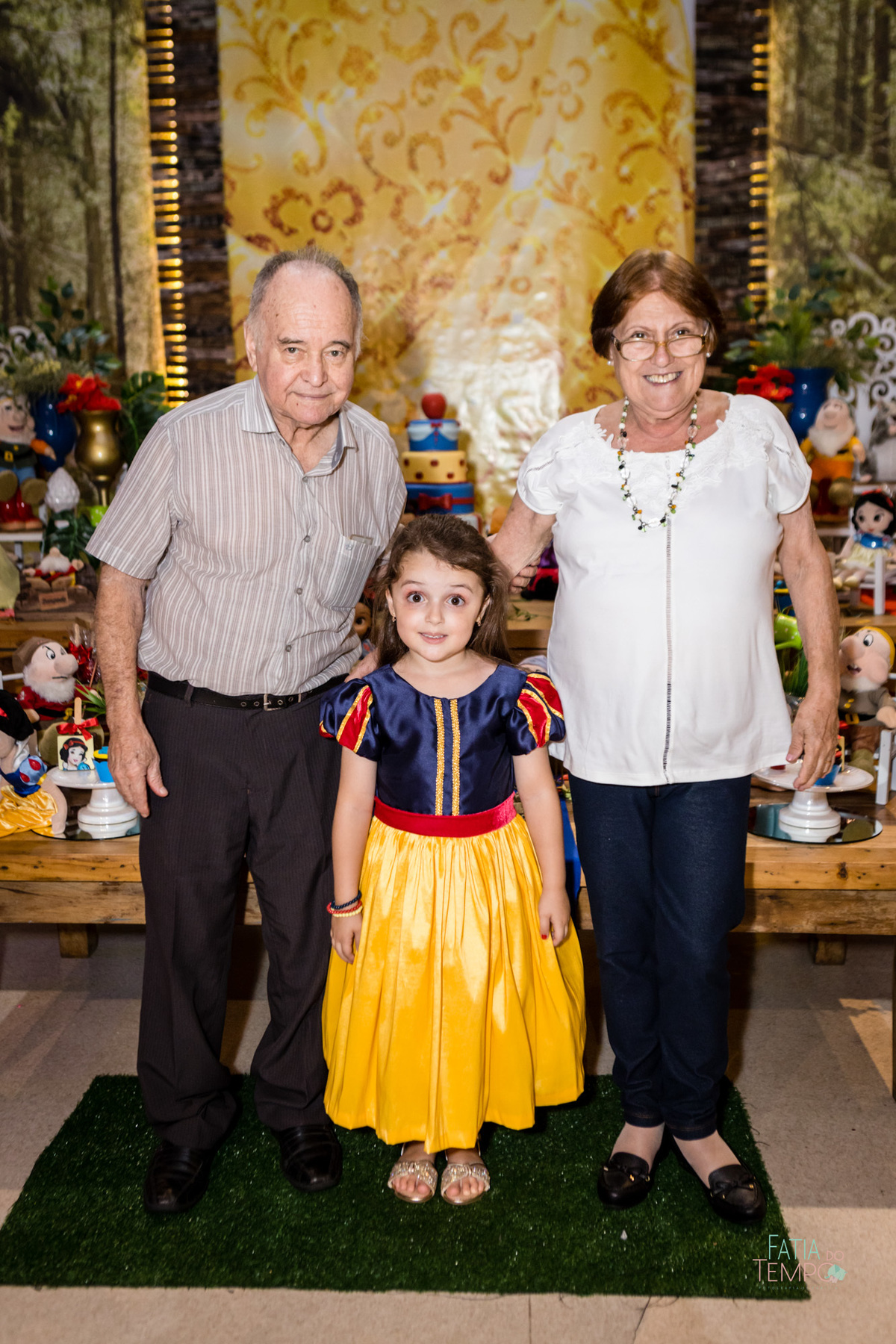aniversario, criança, festa, buffet, decoração, fotografia, decoração, menina, menino, família, pai, mãe, São Paula, ABC Paulista, elegância, espontânea, tema, Branca de neve, brinquedo, brincadeiras, comida, cardápio, chopp, bebida, fatia do tempo, amor,