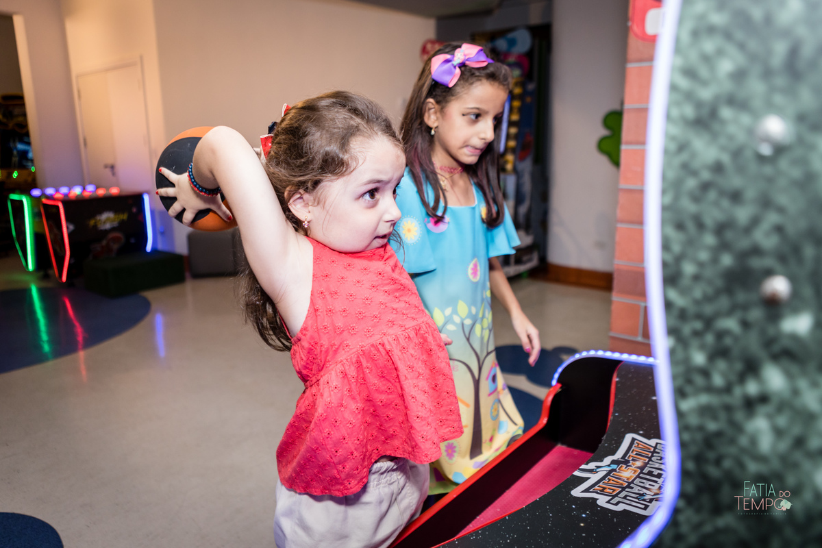 aniversario, criança, festa, buffet, decoração, fotografia, decoração, menina, menino, família, pai, mãe, São Paula, ABC Paulista, elegância, espontânea, tema, Branca de neve, brinquedo, brincadeiras, comida, cardápio, chopp, bebida, fatia do tempo, amor,