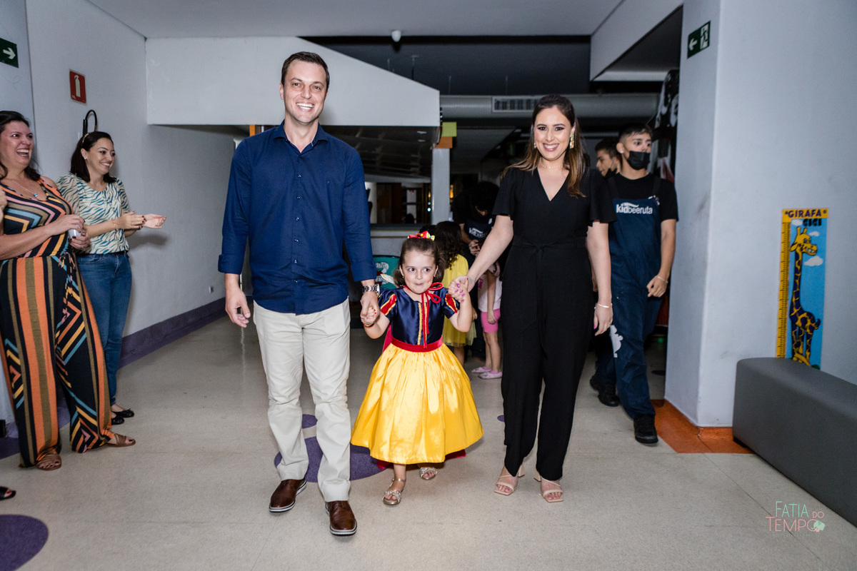 aniversario, criança, festa, buffet, decoração, fotografia, decoração, menina, menino, família, pai, mãe, São Paula, ABC Paulista, elegância, espontânea, tema, Branca de neve, brinquedo, brincadeiras, comida, cardápio, chopp, bebida, fatia do tempo, amor,