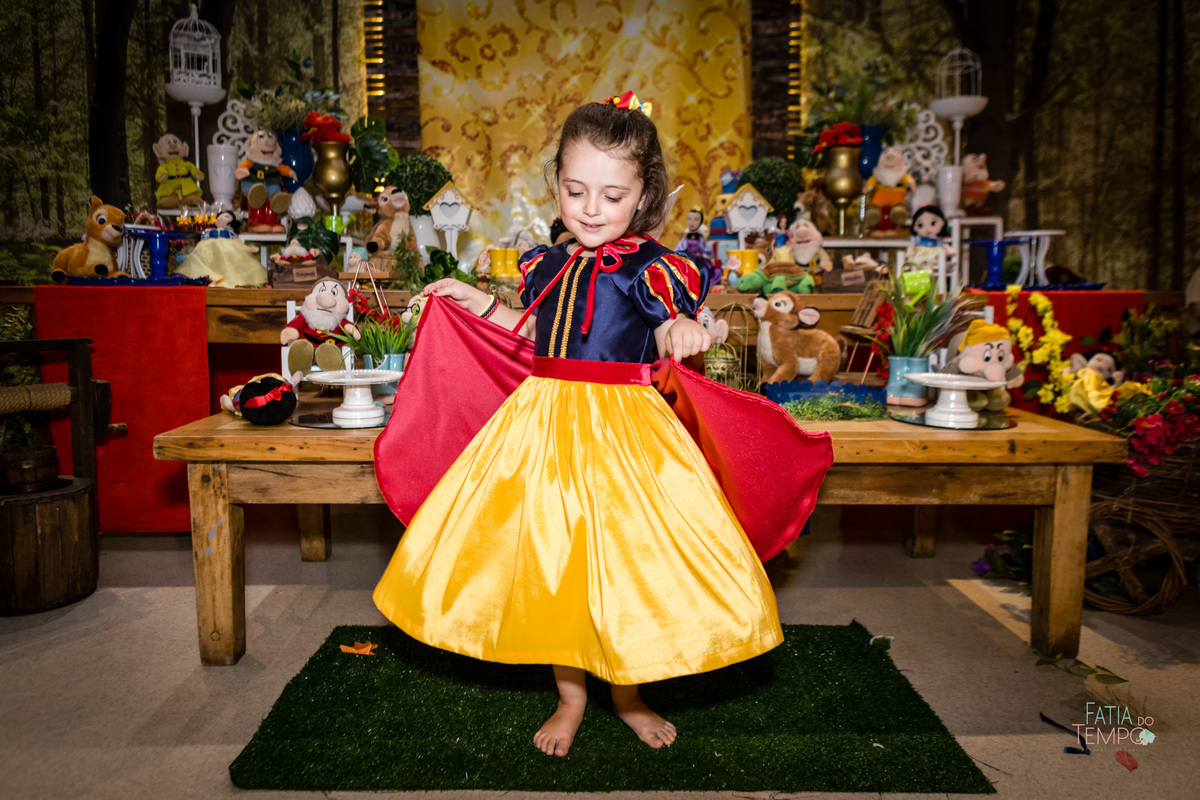 aniversario, criança, festa, buffet, decoração, fotografia, decoração, menina, menino, família, pai, mãe, São Paula, ABC Paulista, elegância, espontânea, tema, Branca de neve, brinquedo, brincadeiras, comida, cardápio, chopp, bebida, fatia do tempo, amor,