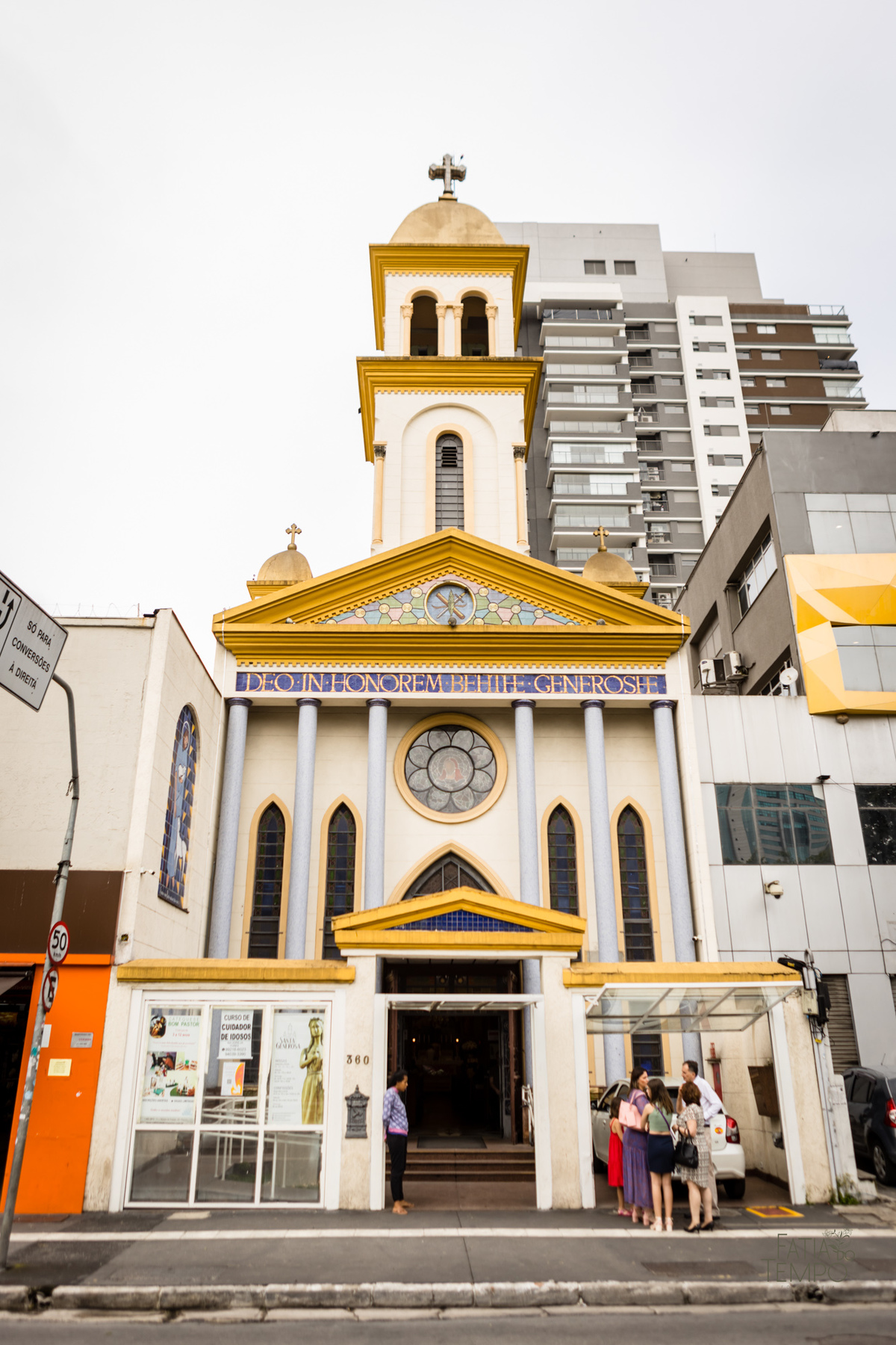batizado, criança, igreja, religião, Deus, Jesus, paroquia, família, benção, católico, foto, menino, menina, mãe, pai, avó, avô, beijos, amor, sorrisos, alegria, felicidade, união, ensaio fotográfico, foto de criança, foto autoral, padre, bispo, amor