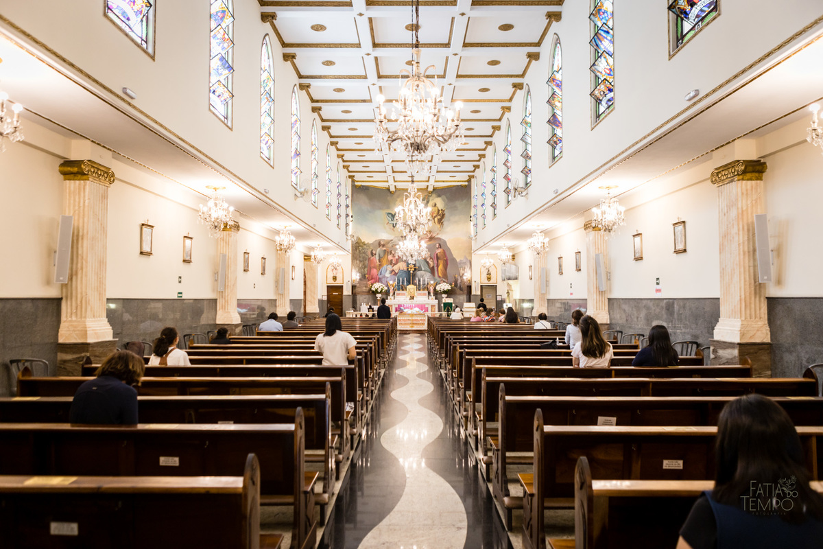 batizado, criança, igreja, religião, Deus, Jesus, paroquia, família, benção, católico, foto, menino, menina, mãe, pai, avó, avô, beijos, amor, sorrisos, alegria, felicidade, união, ensaio fotográfico, foto de criança, foto autoral, padre, bispo, amor