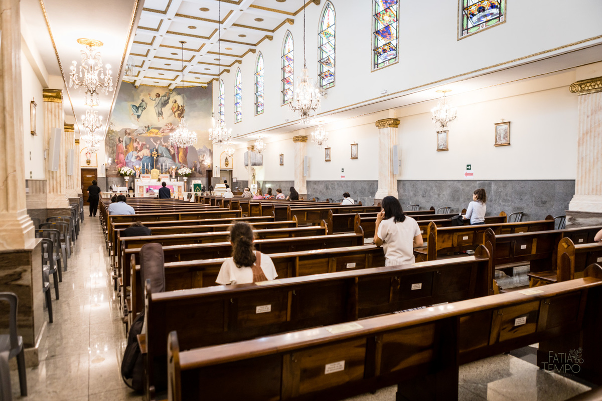 batizado, criança, igreja, religião, Deus, Jesus, paroquia, família, benção, católico, foto, menino, menina, mãe, pai, avó, avô, beijos, amor, sorrisos, alegria, felicidade, união, ensaio fotográfico, foto de criança, foto autoral, padre, bispo, amor