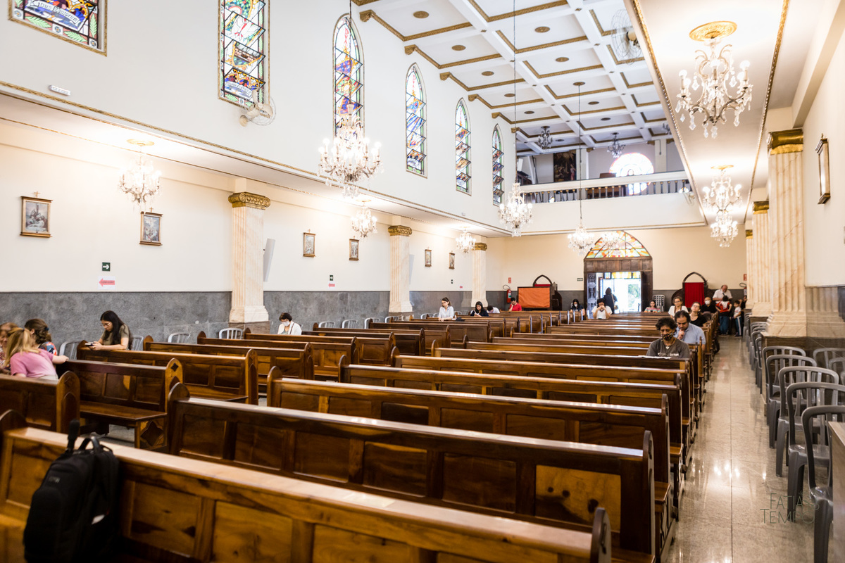 batizado, criança, igreja, religião, Deus, Jesus, paroquia, família, benção, católico, foto, menino, menina, mãe, pai, avó, avô, beijos, amor, sorrisos, alegria, felicidade, união, ensaio fotográfico, foto de criança, foto autoral, padre, bispo, amor