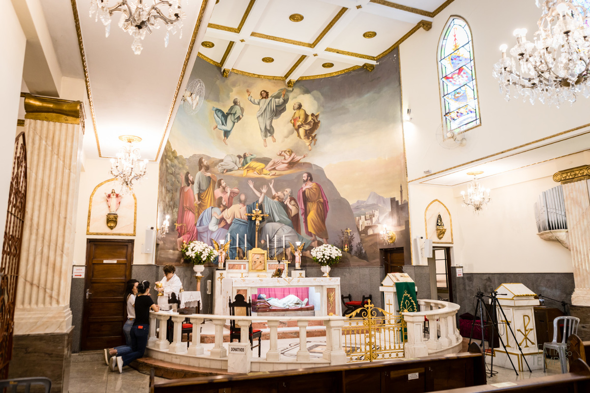 batizado, criança, igreja, religião, Deus, Jesus, paroquia, família, benção, católico, foto, menino, menina, mãe, pai, avó, avô, beijos, amor, sorrisos, alegria, felicidade, união, ensaio fotográfico, foto de criança, foto autoral, padre, bispo, amor