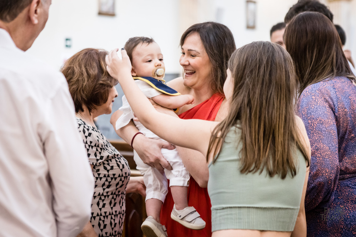 batizado, criança, igreja, religião, Deus, Jesus, paroquia, família, benção, católico, foto, menino, menina, mãe, pai, avó, avô, beijos, amor, sorrisos, alegria, felicidade, união, ensaio fotográfico, foto de criança, foto autoral, padre, bispo, amor