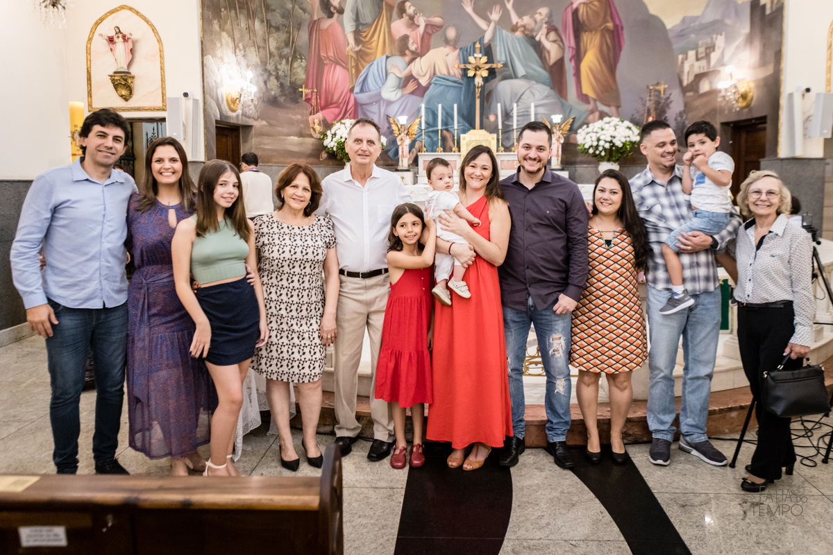 batizado, criança, igreja, religião, Deus, Jesus, paroquia, família, benção, católico, foto, menino, menina, mãe, pai, avó, avô, beijos, amor, sorrisos, alegria, felicidade, união, ensaio fotográfico, foto de criança, foto autoral, padre, bispo, amor