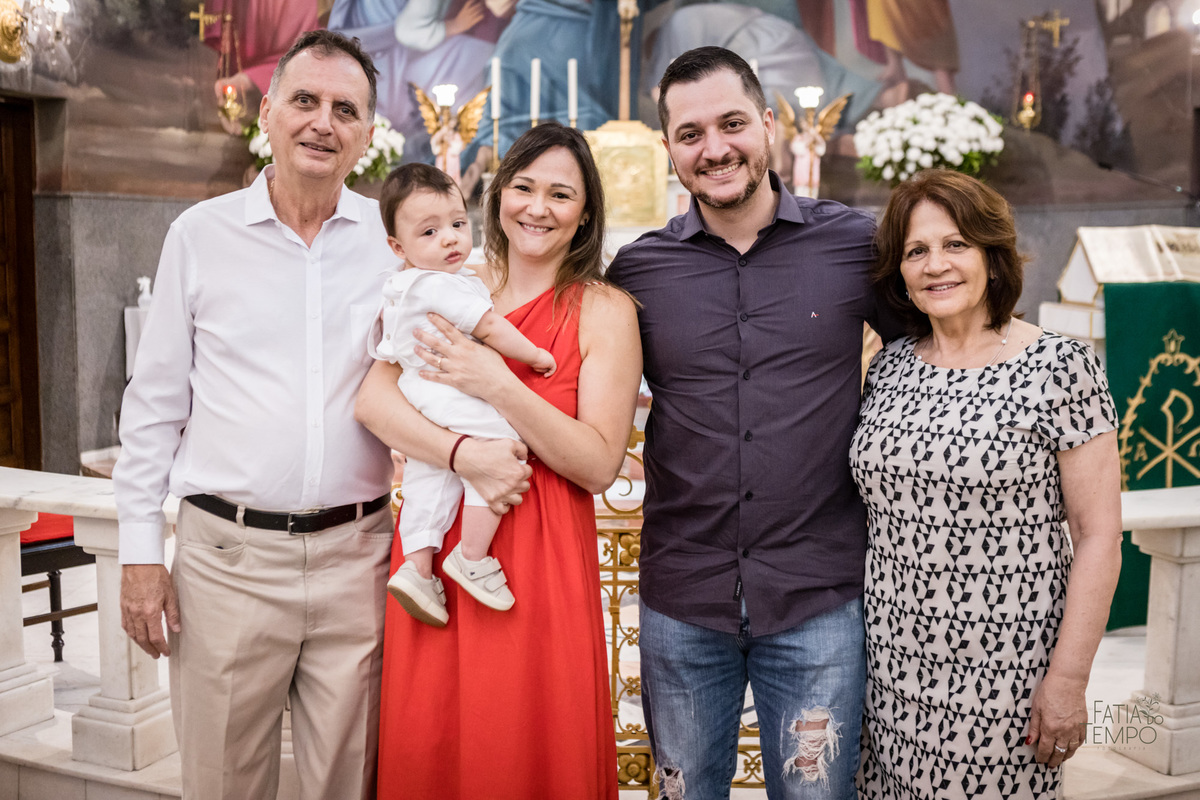 batizado, criança, igreja, religião, Deus, Jesus, paroquia, família, benção, católico, foto, menino, menina, mãe, pai, avó, avô, beijos, amor, sorrisos, alegria, felicidade, união, ensaio fotográfico, foto de criança, foto autoral, padre, bispo, amor