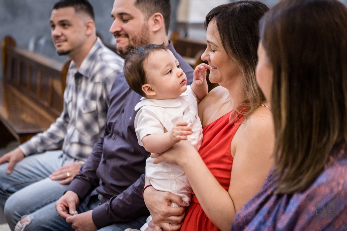 batizado, criança, igreja, religião, Deus, Jesus, paroquia, família, benção, católico, foto, menino, menina, mãe, pai, avó, avô, beijos, amor, sorrisos, alegria, felicidade, união, ensaio fotográfico, foto de criança, foto autoral, padre, bispo, amor