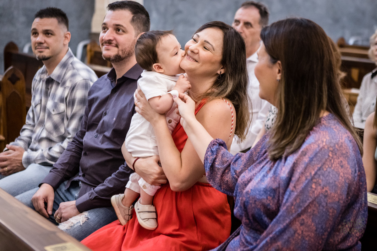 batizado, criança, igreja, religião, Deus, Jesus, paroquia, família, benção, católico, foto, menino, menina, mãe, pai, avó, avô, beijos, amor, sorrisos, alegria, felicidade, união, ensaio fotográfico, foto de criança, foto autoral, padre, bispo, amor