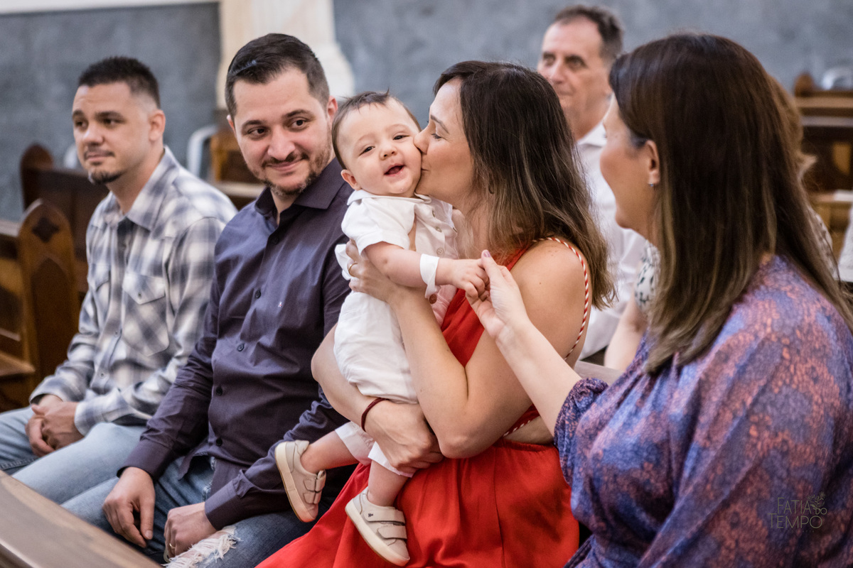 batizado, criança, igreja, religião, Deus, Jesus, paroquia, família, benção, católico, foto, menino, menina, mãe, pai, avó, avô, beijos, amor, sorrisos, alegria, felicidade, união, ensaio fotográfico, foto de criança, foto autoral, padre, bispo, amor