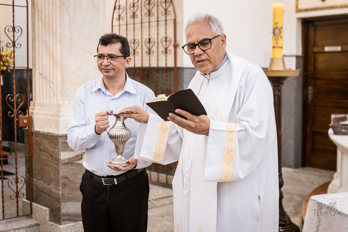 batizado, criança, igreja, religião, Deus, Jesus, paroquia, família, benção, católico, foto, menino, menina, mãe, pai, avó, avô, beijos, amor, sorrisos, alegria, felicidade, união, ensaio fotográfico, foto de criança, foto autoral, padre, bispo, amor