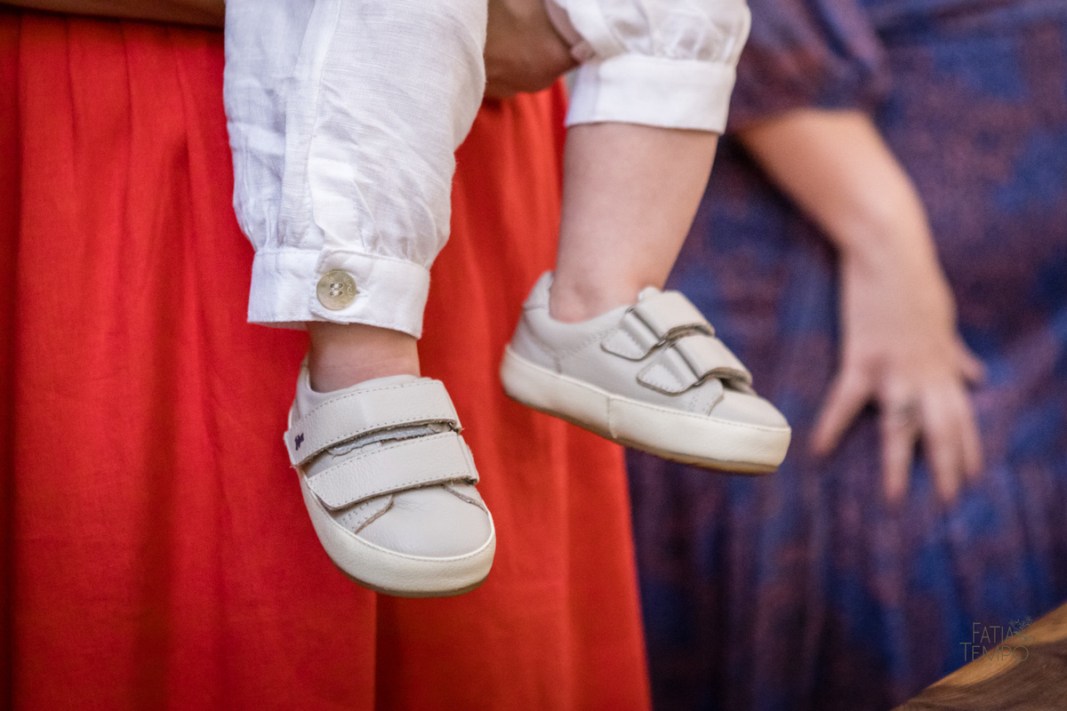 batizado, criança, igreja, religião, Deus, Jesus, paroquia, família, benção, católico, foto, menino, menina, mãe, pai, avó, avô, beijos, amor, sorrisos, alegria, felicidade, união, ensaio fotográfico, foto de criança, foto autoral, padre, bispo, amor