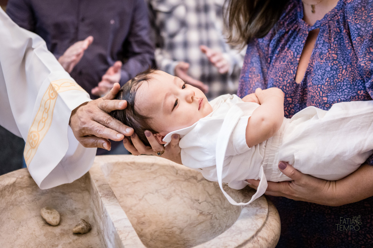 batizado, criança, igreja, religião, Deus, Jesus, paroquia, família, benção, católico, foto, menino, menina, mãe, pai, avó, avô, beijos, amor, sorrisos, alegria, felicidade, união, ensaio fotográfico, foto de criança, foto autoral, padre, bispo, amor