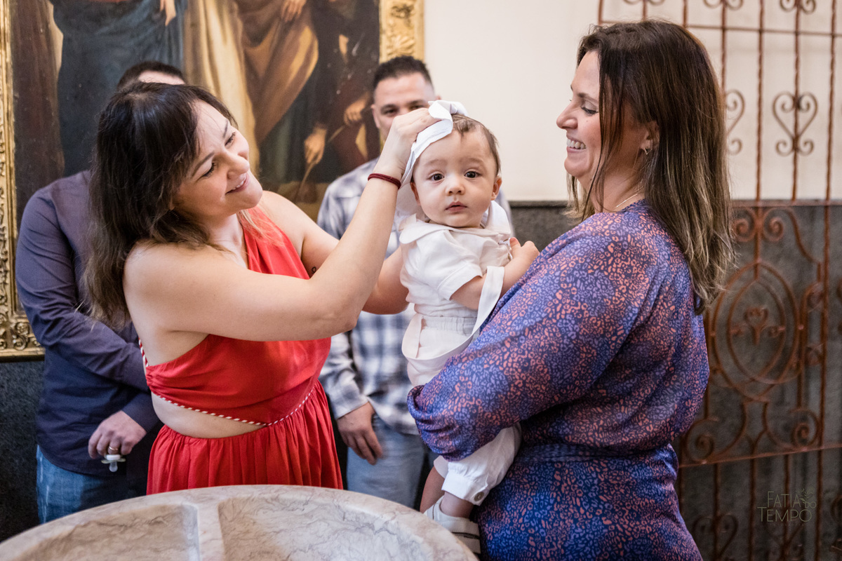 batizado, criança, igreja, religião, Deus, Jesus, paroquia, família, benção, católico, foto, menino, menina, mãe, pai, avó, avô, beijos, amor, sorrisos, alegria, felicidade, união, ensaio fotográfico, foto de criança, foto autoral, padre, bispo, amor
