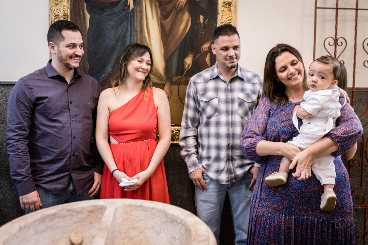 batizado, criança, igreja, religião, Deus, Jesus, paroquia, família, benção, católico, foto, menino, menina, mãe, pai, avó, avô, beijos, amor, sorrisos, alegria, felicidade, união, ensaio fotográfico, foto de criança, foto autoral, padre, bispo, amor