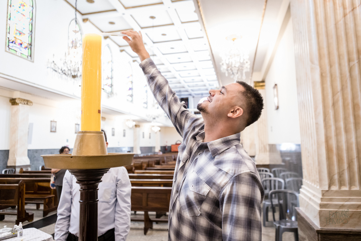 batizado, criança, igreja, religião, Deus, Jesus, paroquia, família, benção, católico, foto, menino, menina, mãe, pai, avó, avô, beijos, amor, sorrisos, alegria, felicidade, união, ensaio fotográfico, foto de criança, foto autoral, padre, bispo, amor