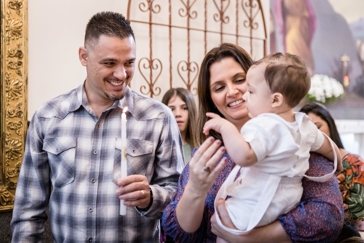 batizado, criança, igreja, religião, Deus, Jesus, paroquia, família, benção, católico, foto, menino, menina, mãe, pai, avó, avô, beijos, amor, sorrisos, alegria, felicidade, união, ensaio fotográfico, foto de criança, foto autoral, padre, bispo, amor