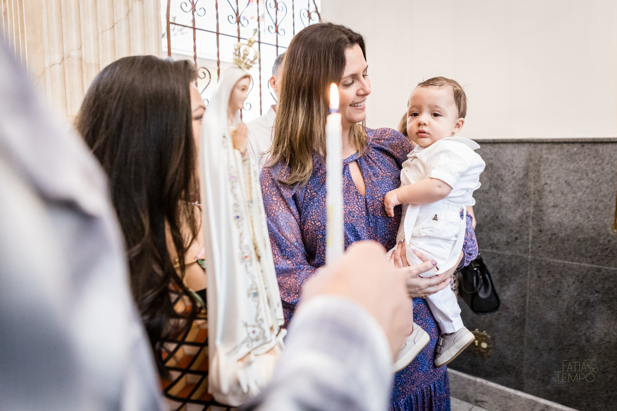 batizado, criança, igreja, religião, Deus, Jesus, paroquia, família, benção, católico, foto, menino, menina, mãe, pai, avó, avô, beijos, amor, sorrisos, alegria, felicidade, união, ensaio fotográfico, foto de criança, foto autoral, padre, bispo, amor