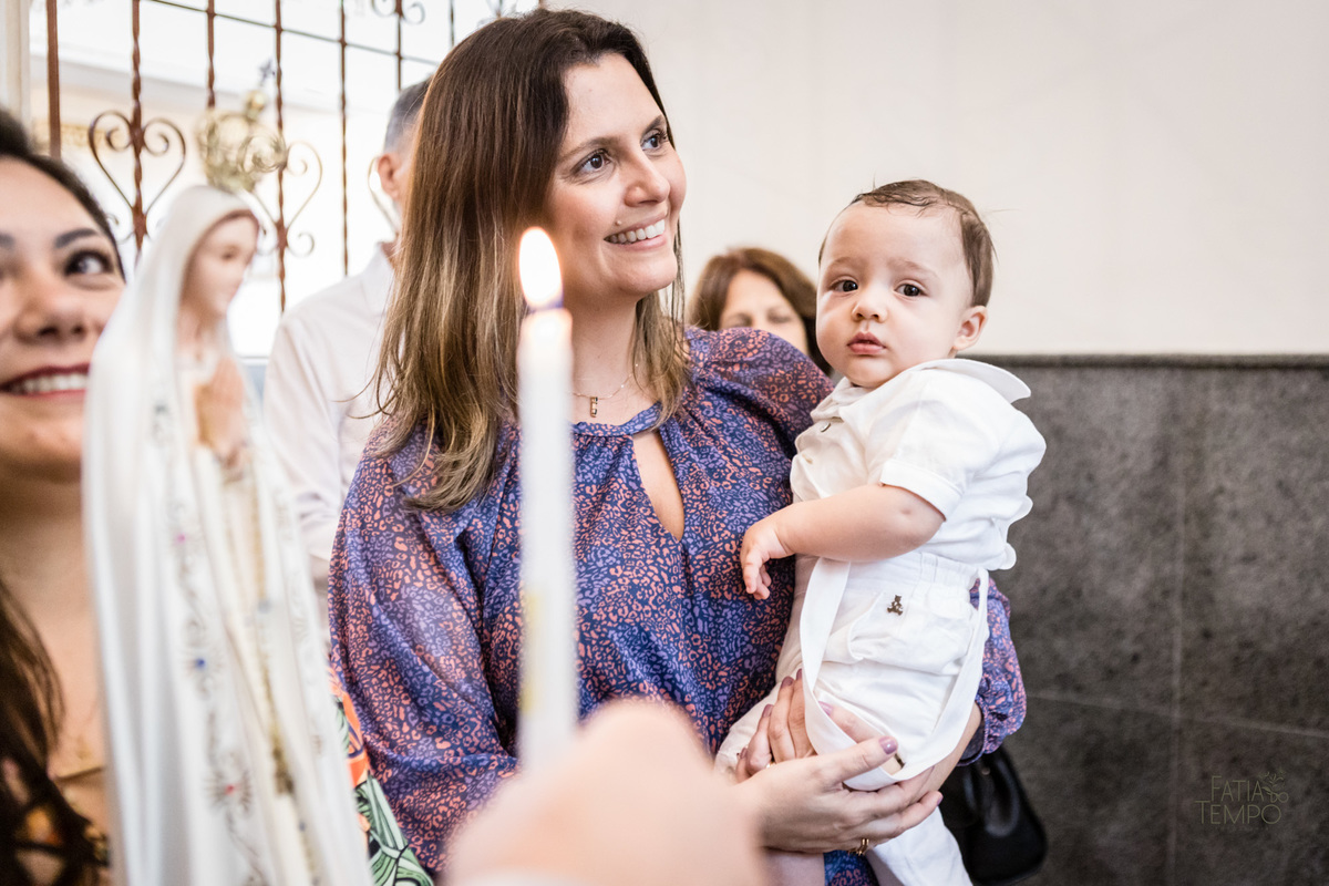 batizado, criança, igreja, religião, Deus, Jesus, paroquia, família, benção, católico, foto, menino, menina, mãe, pai, avó, avô, beijos, amor, sorrisos, alegria, felicidade, união, ensaio fotográfico, foto de criança, foto autoral, padre, bispo, amor