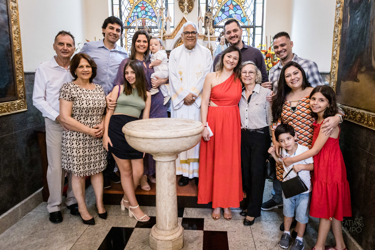 batizado, criança, igreja, religião, Deus, Jesus, paroquia, família, benção, católico, foto, menino, menina, mãe, pai, avó, avô, beijos, amor, sorrisos, alegria, felicidade, união, ensaio fotográfico, foto de criança, foto autoral, padre, bispo, amor