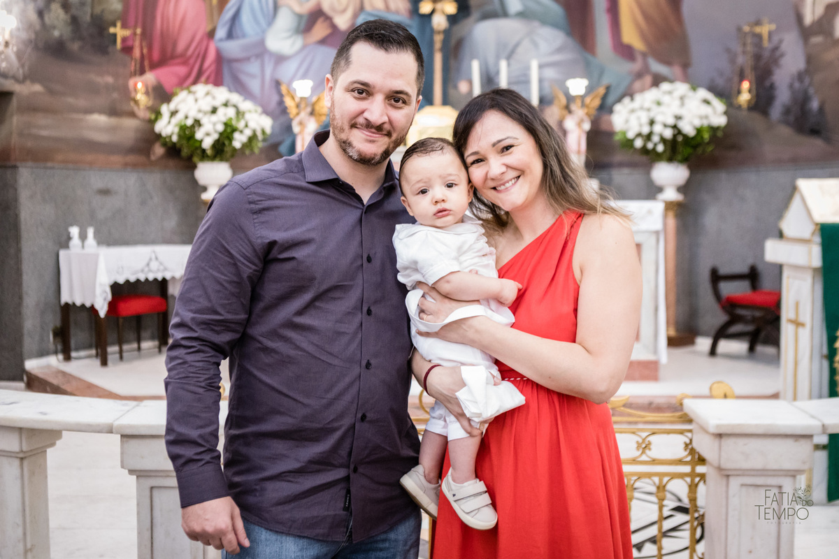 batizado, criança, igreja, religião, Deus, Jesus, paroquia, família, benção, católico, foto, menino, menina, mãe, pai, avó, avô, beijos, amor, sorrisos, alegria, felicidade, união, ensaio fotográfico, foto de criança, foto autoral, padre, bispo, amor