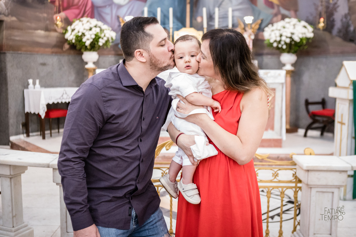batizado, criança, igreja, religião, Deus, Jesus, paroquia, família, benção, católico, foto, menino, menina, mãe, pai, avó, avô, beijos, amor, sorrisos, alegria, felicidade, união, ensaio fotográfico, foto de criança, foto autoral, padre, bispo, amor