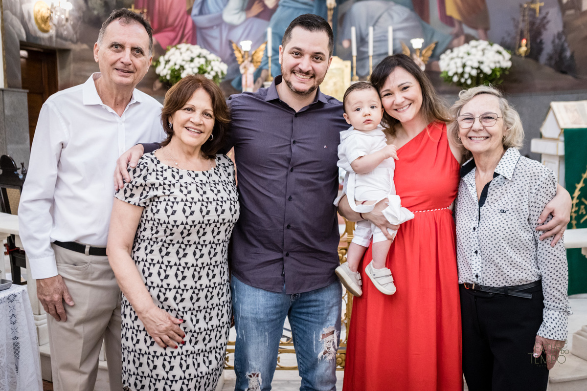 batizado, criança, igreja, religião, Deus, Jesus, paroquia, família, benção, católico, foto, menino, menina, mãe, pai, avó, avô, beijos, amor, sorrisos, alegria, felicidade, união, ensaio fotográfico, foto de criança, foto autoral, padre, bispo, amor