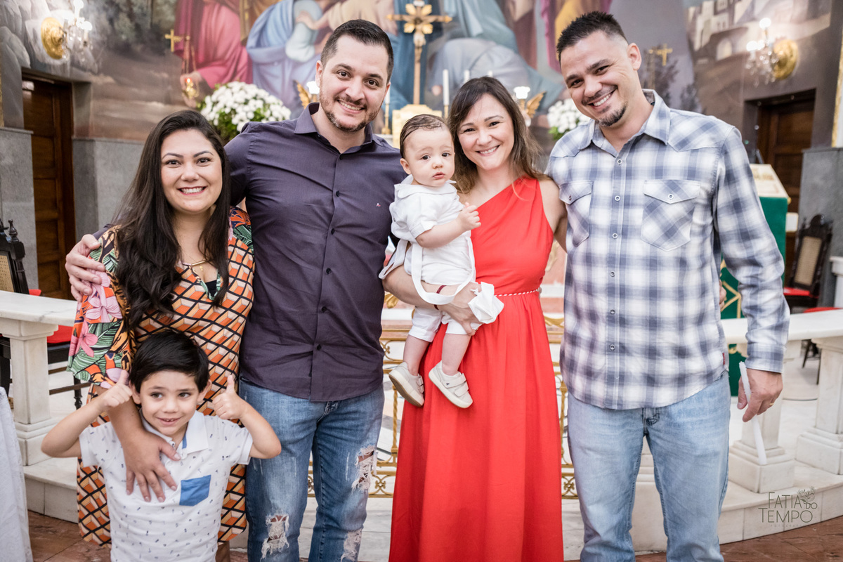 batizado, criança, igreja, religião, Deus, Jesus, paroquia, família, benção, católico, foto, menino, menina, mãe, pai, avó, avô, beijos, amor, sorrisos, alegria, felicidade, união, ensaio fotográfico, foto de criança, foto autoral, padre, bispo, amor