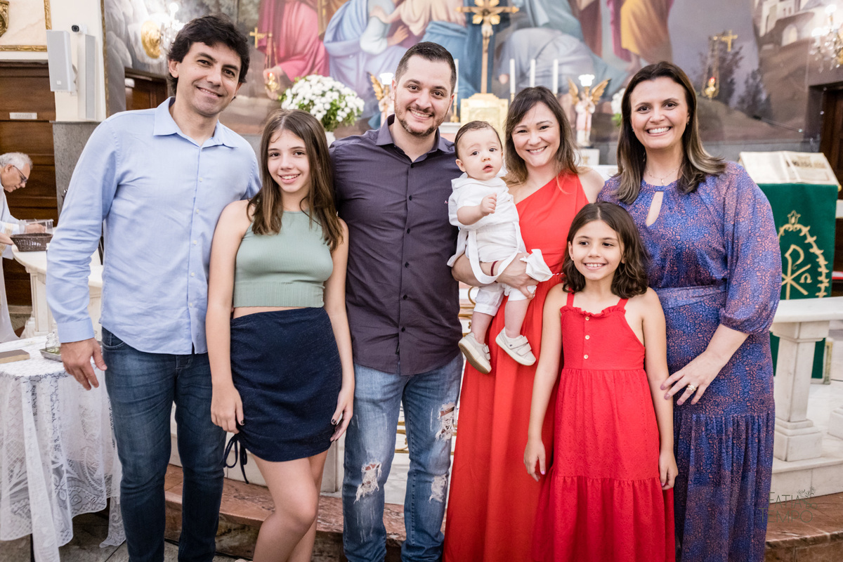 batizado, criança, igreja, religião, Deus, Jesus, paroquia, família, benção, católico, foto, menino, menina, mãe, pai, avó, avô, beijos, amor, sorrisos, alegria, felicidade, união, ensaio fotográfico, foto de criança, foto autoral, padre, bispo, amor