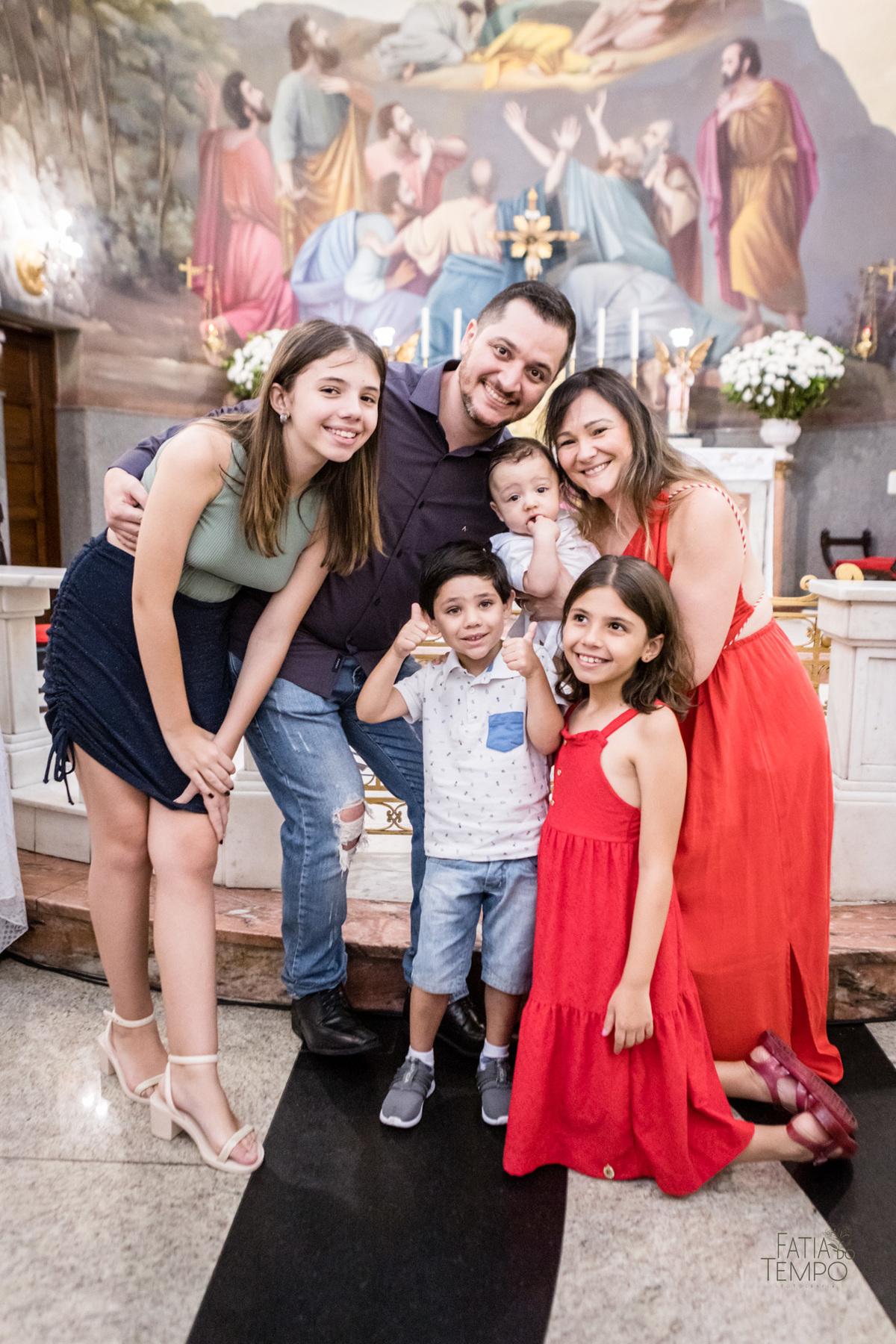 batizado, criança, igreja, religião, Deus, Jesus, paroquia, família, benção, católico, foto, menino, menina, mãe, pai, avó, avô, beijos, amor, sorrisos, alegria, felicidade, união, ensaio fotográfico, foto de criança, foto autoral, padre, bispo, amor