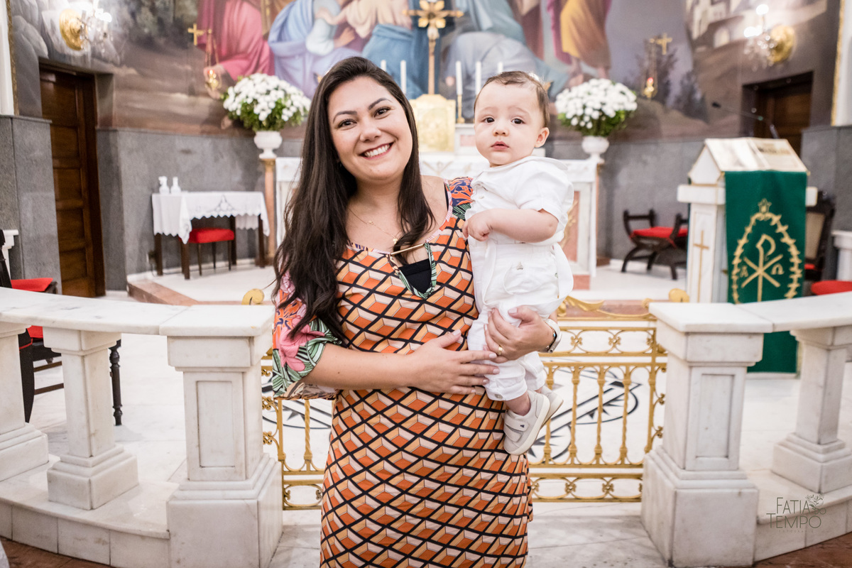 batizado, criança, igreja, religião, Deus, Jesus, paroquia, família, benção, católico, foto, menino, menina, mãe, pai, avó, avô, beijos, amor, sorrisos, alegria, felicidade, união, ensaio fotográfico, foto de criança, foto autoral, padre, bispo, amor