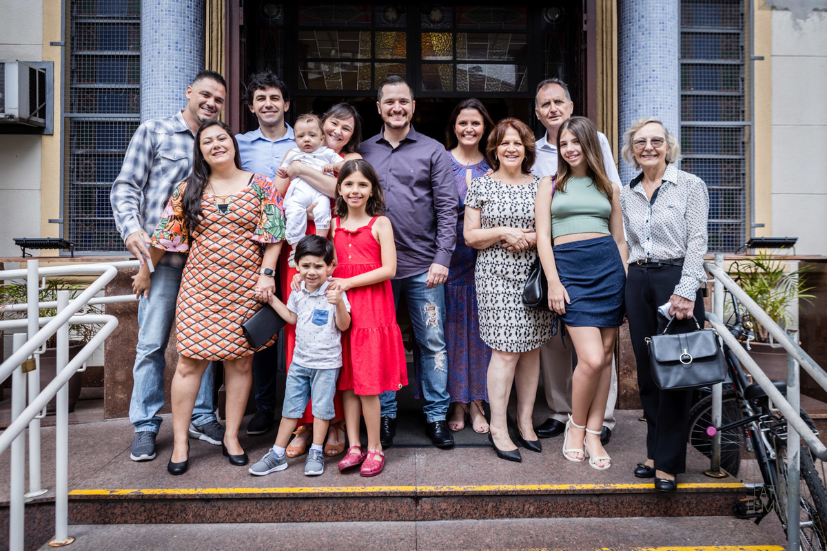 batizado, criança, igreja, religião, Deus, Jesus, paroquia, família, benção, católico, foto, menino, menina, mãe, pai, avó, avô, beijos, amor, sorrisos, alegria, felicidade, união, ensaio fotográfico, foto de criança, foto autoral, padre, bispo, amor