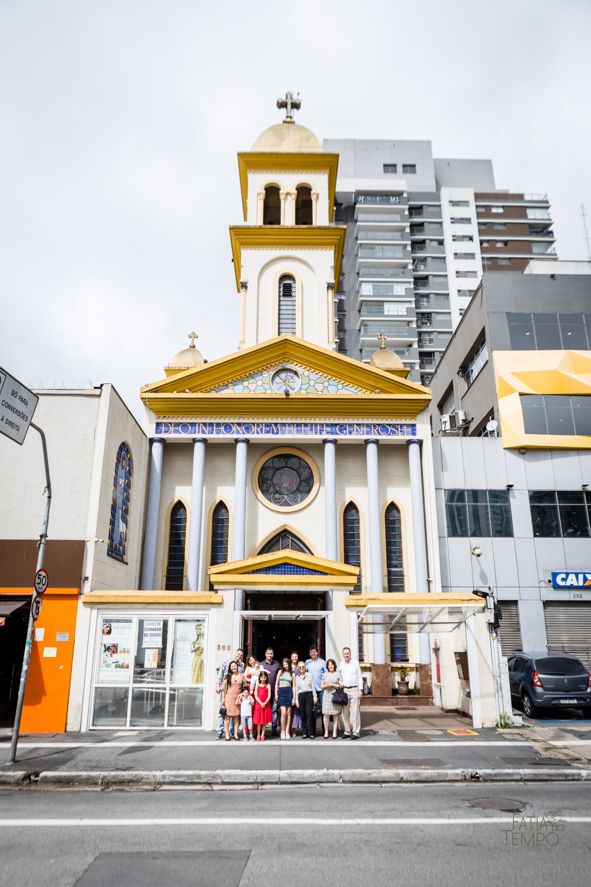 batizado, criança, igreja, religião, Deus, Jesus, paroquia, família, benção, católico, foto, menino, menina, mãe, pai, avó, avô, beijos, amor, sorrisos, alegria, felicidade, união, ensaio fotográfico, foto de criança, foto autoral, padre, bispo, amor