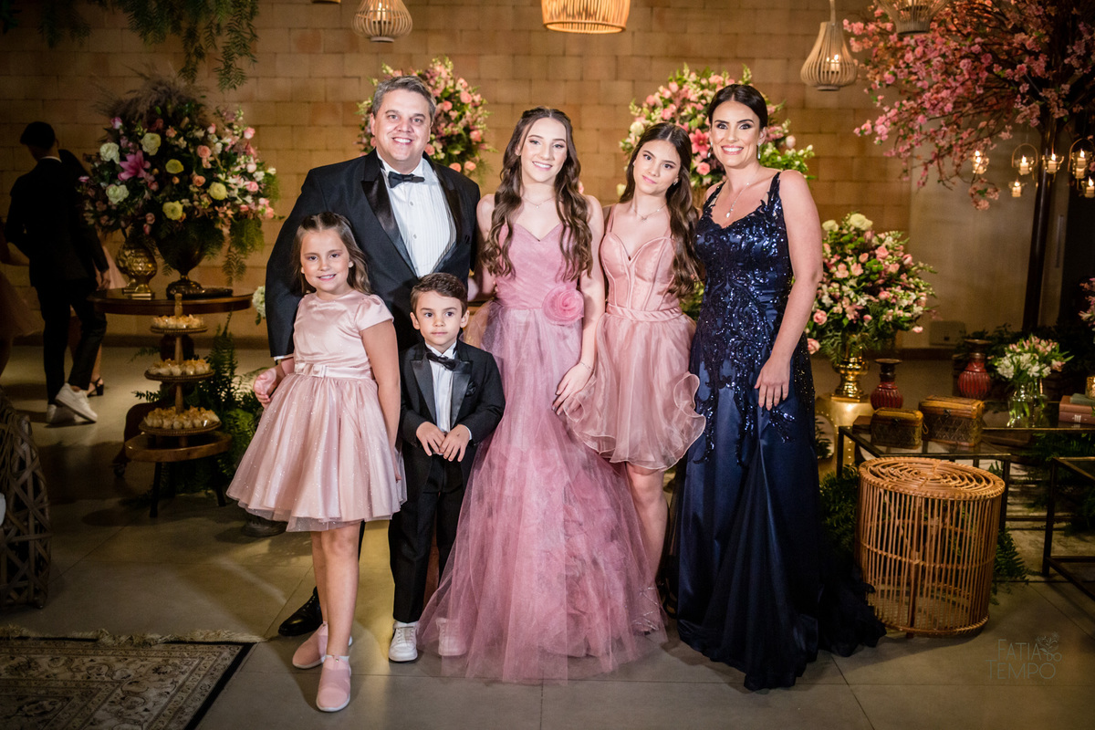 15 anos, debutante, festa, adolescente, mulher, menina, vestido de festa, vestido de debutante, festa de 15 anos, maquiagem, cabelo, fotografia, família, mãe, buffet, salão de festas, decoração, beleza, balada, dj, fotografia autoral, fatia do tempo, love